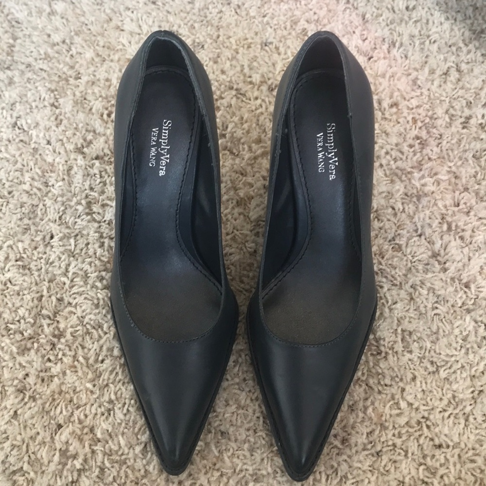 Vera wang high heeled shoes with pointy toe